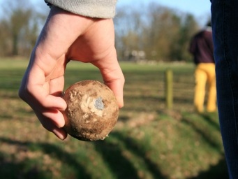 Hand met klootschietbal.