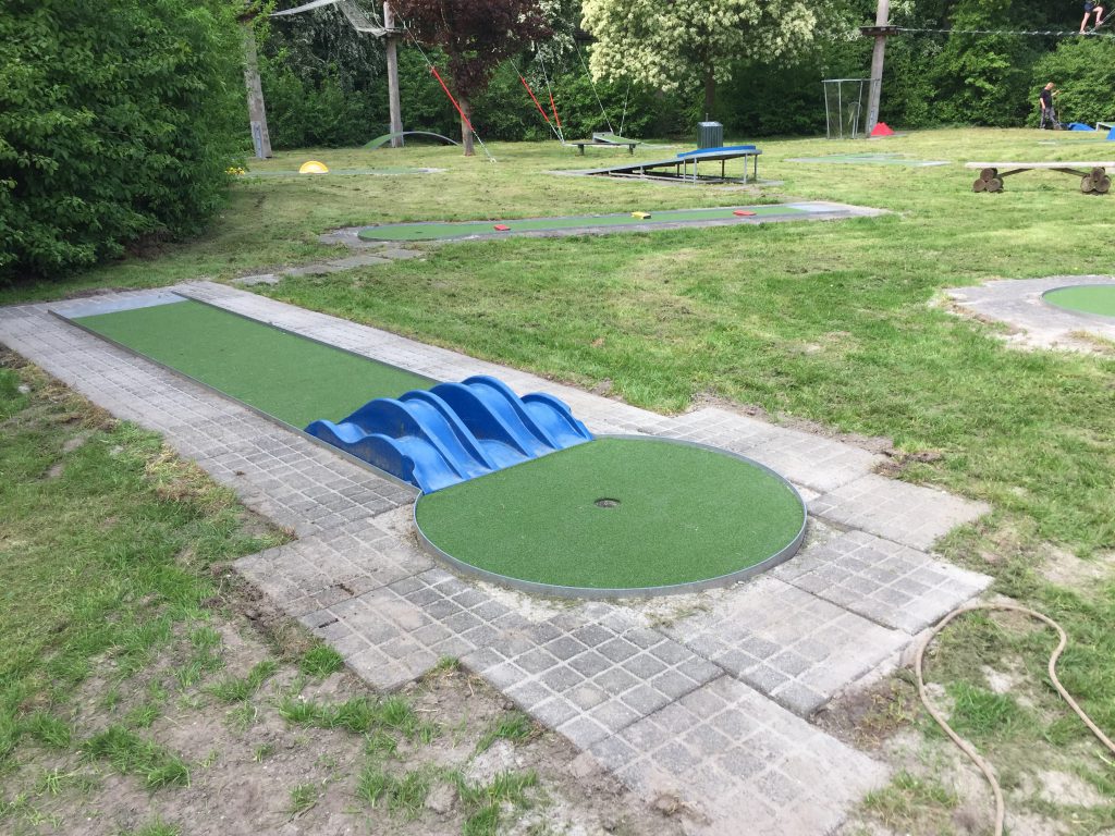 Minigolf in het midden van klimpark Streekbos.